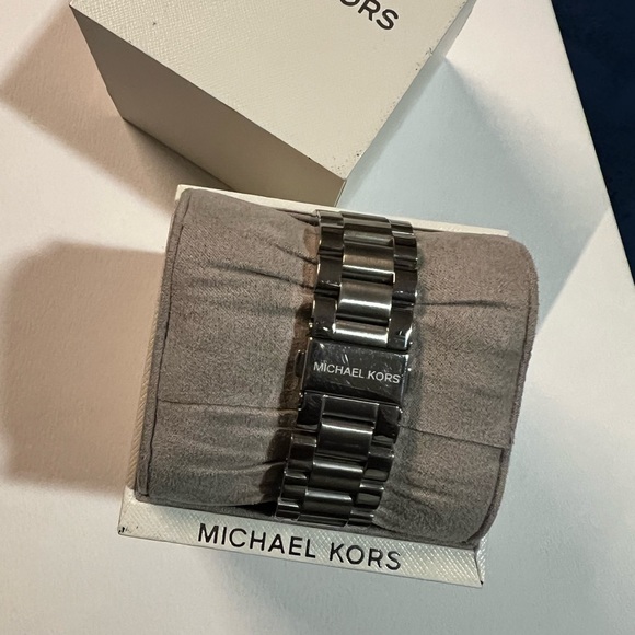 Silver Michael Kors watch (used a few times ) - Picture 3 of 4